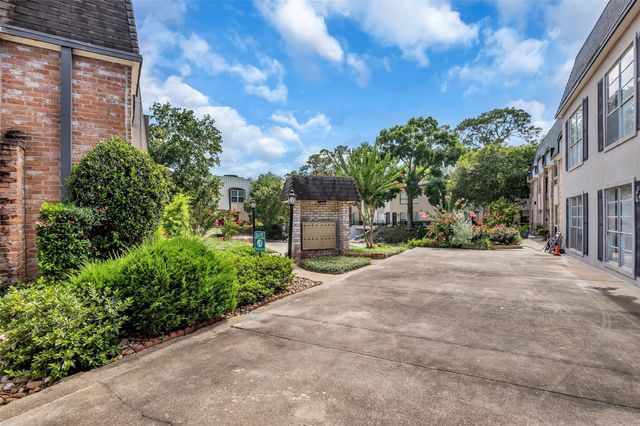 1800 Stoney Brook Drive 205, Houston, TX 77063