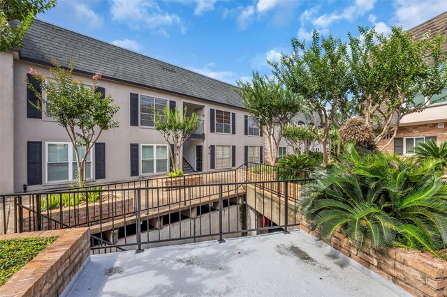 1800 Stoney Brook Drive 205, Houston, TX 77063
