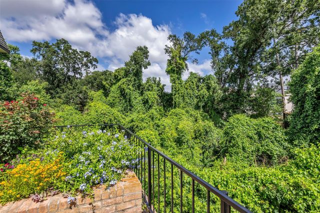 1800 Stoney Brook Drive 205, Houston, TX 77063
