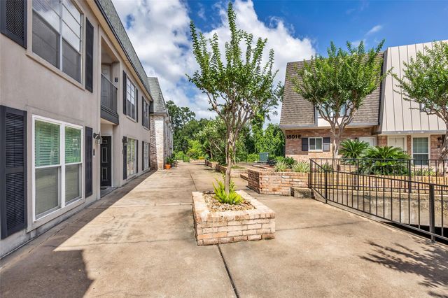 1800 Stoney Brook Drive 205, Houston, TX 77063