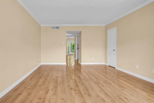 1800 Stoney Brook Drive 205, Houston, TX 77063