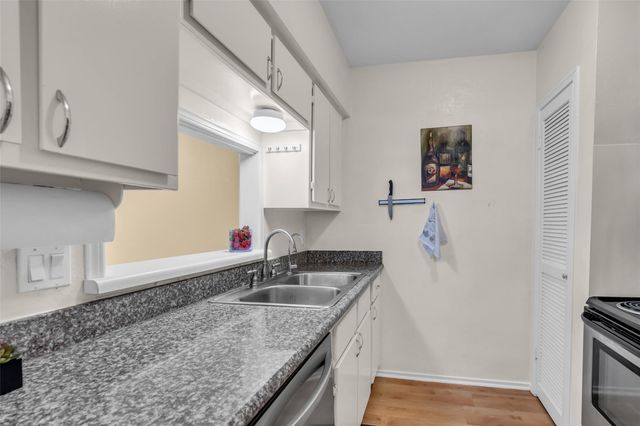 1800 Stoney Brook Drive 205, Houston, TX 77063