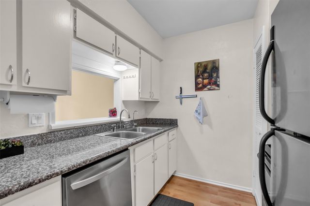 1800 Stoney Brook Drive 205, Houston, TX 77063