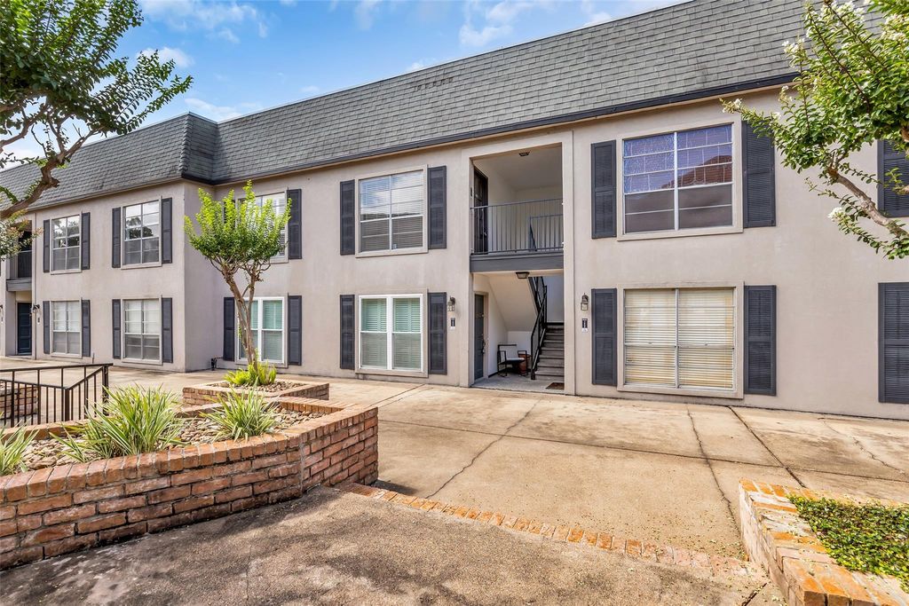 1800 Stoney Brook Drive 205, Houston, TX 77063