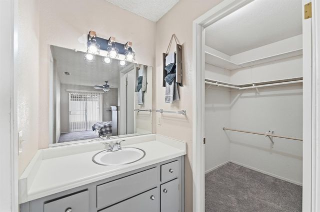 2037 Zeeland Ct, Modesto, CA 95356