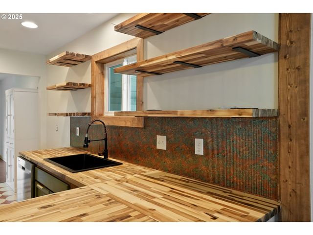 507 N 2ND St, Silverton, OR 97381