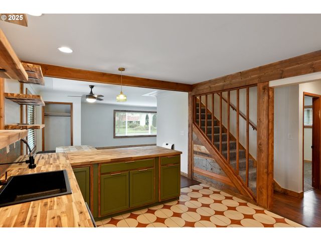 507 N 2ND St, Silverton, OR 97381