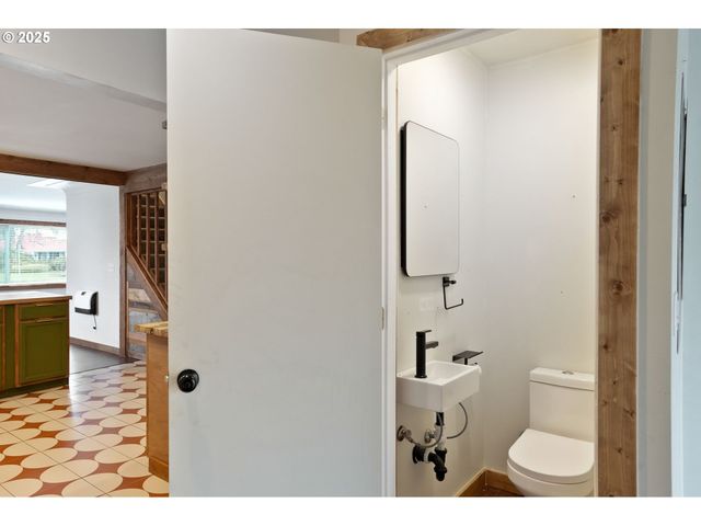 507 N 2ND St, Silverton, OR 97381