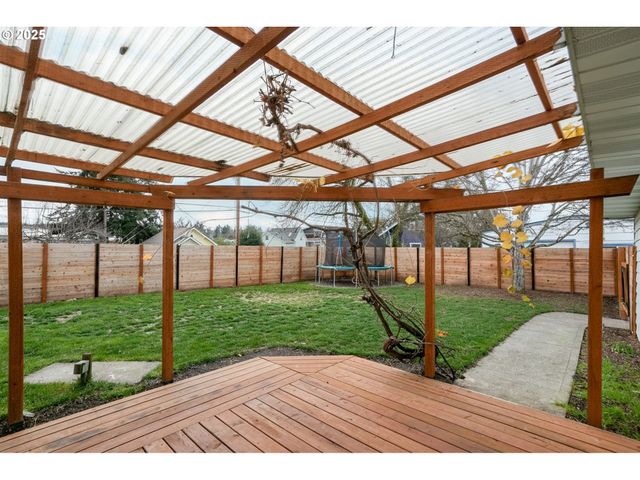 507 N 2ND St, Silverton, OR 97381