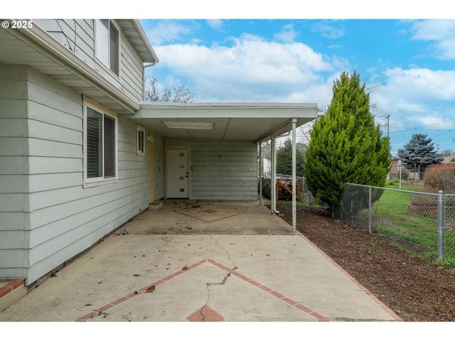 507 N 2ND St, Silverton, OR 97381