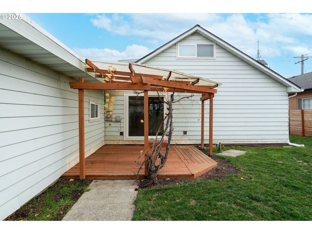 507 N 2ND St, Silverton, OR 97381