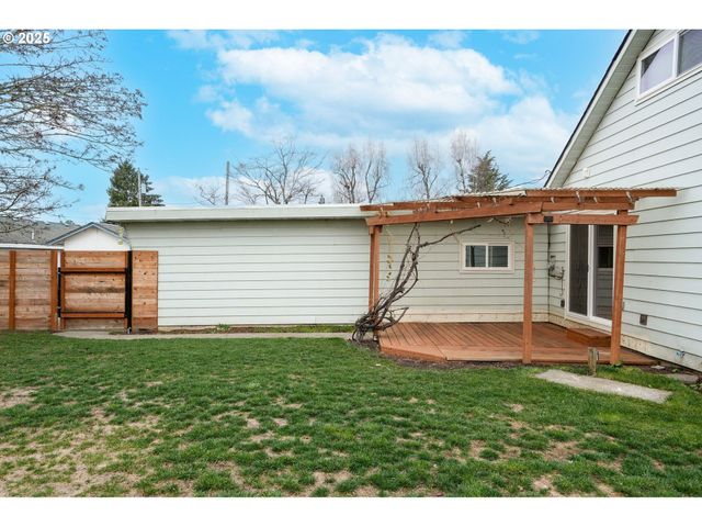 507 N 2ND St, Silverton, OR 97381