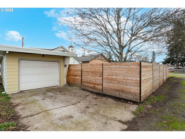 507 N 2ND St, Silverton, OR 97381