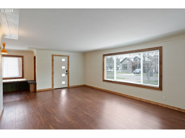 507 N 2ND St, Silverton, OR 97381