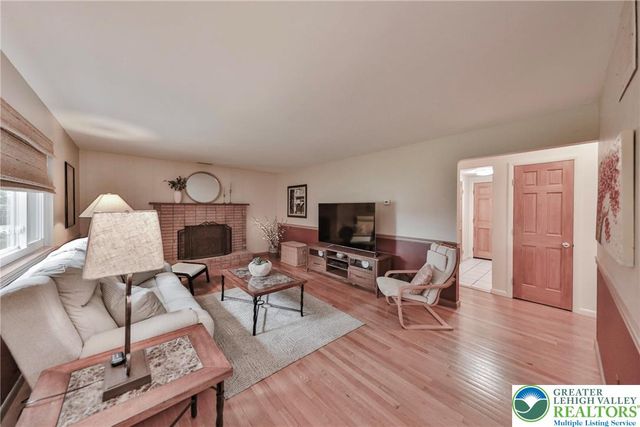 453 Larch Lane, Lower Nazareth Twp, PA 18064