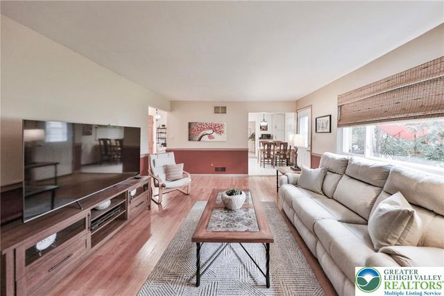 453 Larch Lane, Lower Nazareth Twp, PA 18064