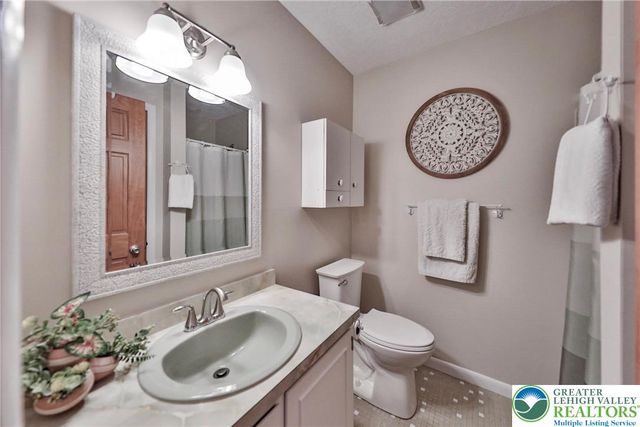 453 Larch Lane, Lower Nazareth Twp, PA 18064