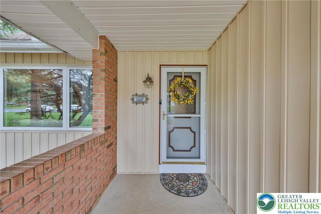 453 Larch Lane, Lower Nazareth Twp, PA 18064