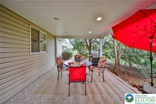 453 Larch Lane, Lower Nazareth Twp, PA 18064