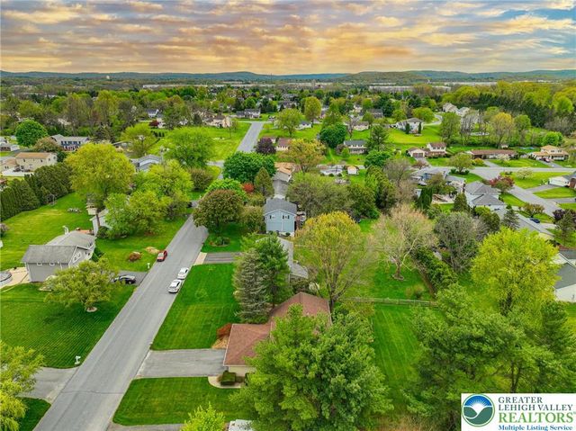 453 Larch Lane, Lower Nazareth Twp, PA 18064