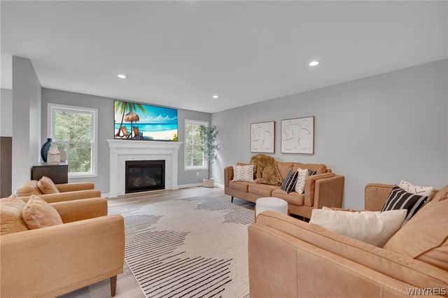 8 Greenspring Court, West Seneca, NY 14224
