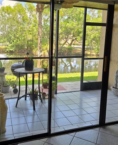 302 Lakeview Dr 102, Weston, FL 33326