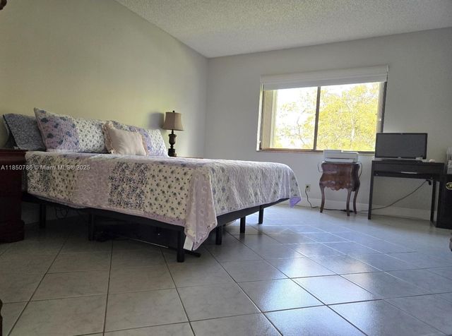 302 Lakeview Dr 102, Weston, FL 33326