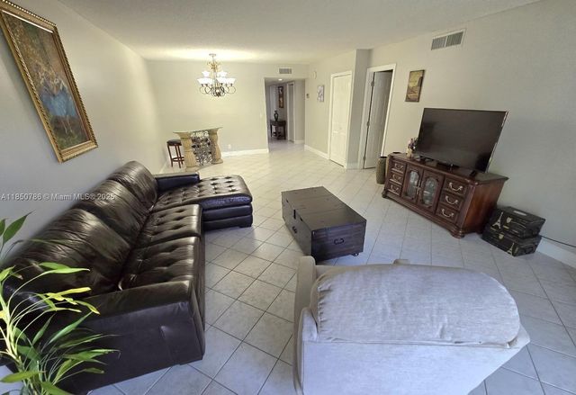 302 Lakeview Dr 102, Weston, FL 33326
