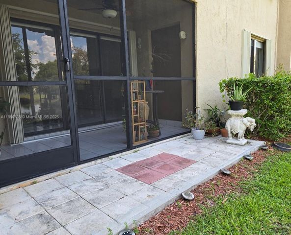 302 Lakeview Dr 102, Weston, FL 33326