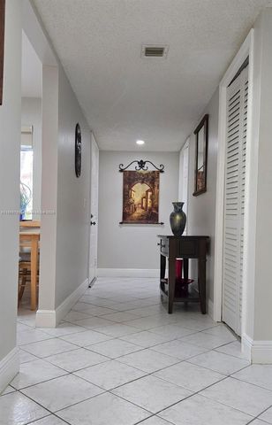 302 Lakeview Dr 102, Weston, FL 33326
