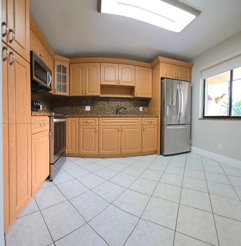 302 Lakeview Dr 102, Weston, FL 33326