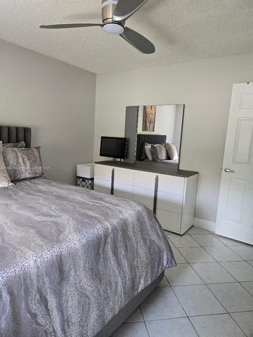 302 Lakeview Dr 102, Weston, FL 33326