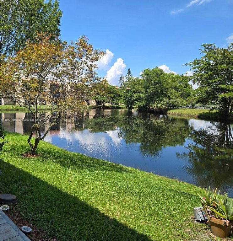 302 Lakeview Dr 102, Weston, FL 33326