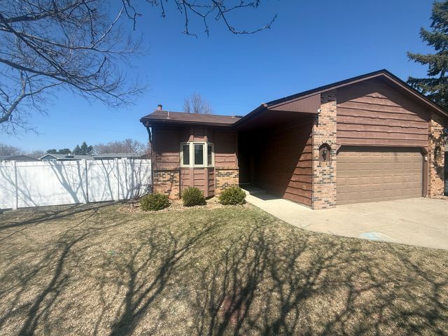 265 Oakwood Drive, Shoreview, MN 55126