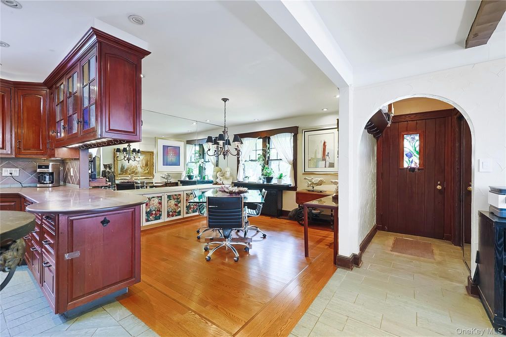 3 Crestwood Place, Great Neck, NY 11024 — photo 2
