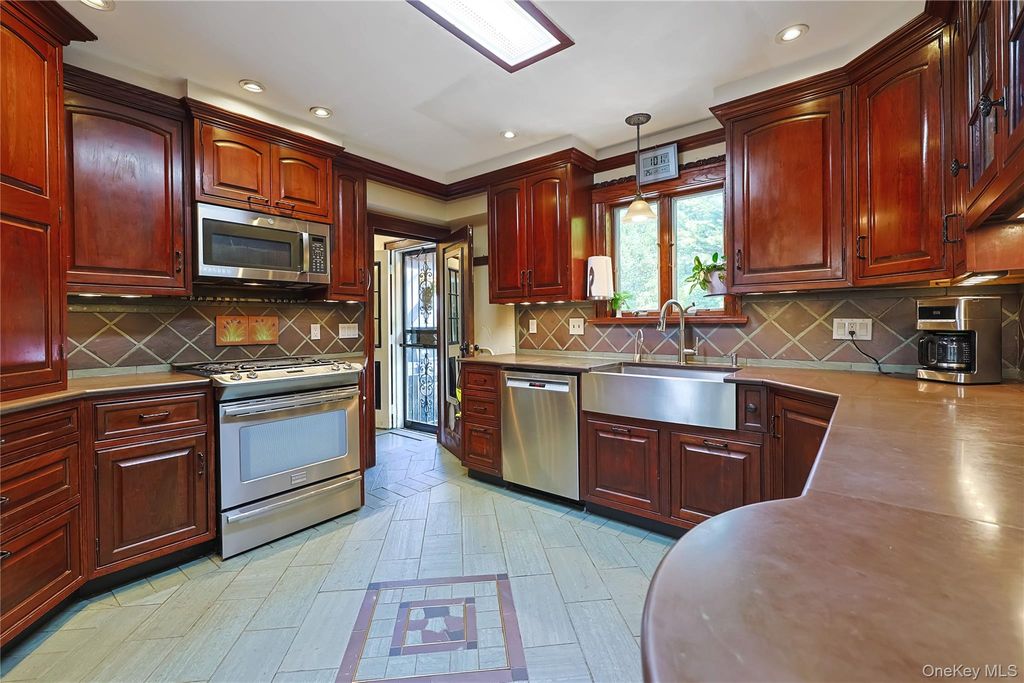 3 Crestwood Place, Great Neck, NY 11024 — photo 5