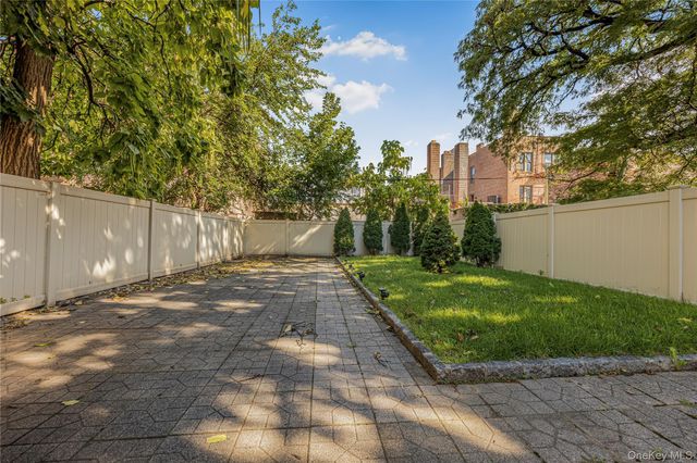 4558 Richardson Avenue, Bronx, NY 10470