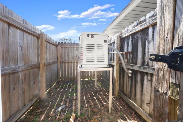 9521 Rustling Oaks Dr, Baton Rouge, LA 70818