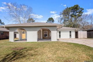 9521 Rustling Oaks Dr, Baton Rouge, LA 70818