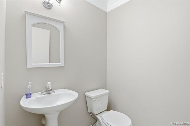38154 Saratoga Circle, Farmington Hills, MI 48331
