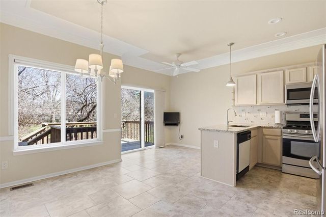 38154 Saratoga Circle, Farmington Hills, MI 48331