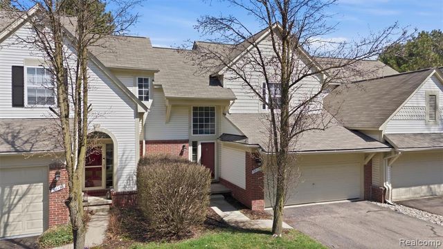 38154 Saratoga Circle, Farmington Hills, MI 48331