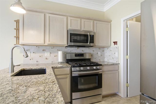 38154 Saratoga Circle, Farmington Hills, MI 48331