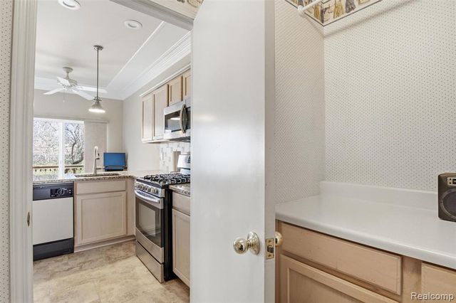 38154 Saratoga Circle, Farmington Hills, MI 48331