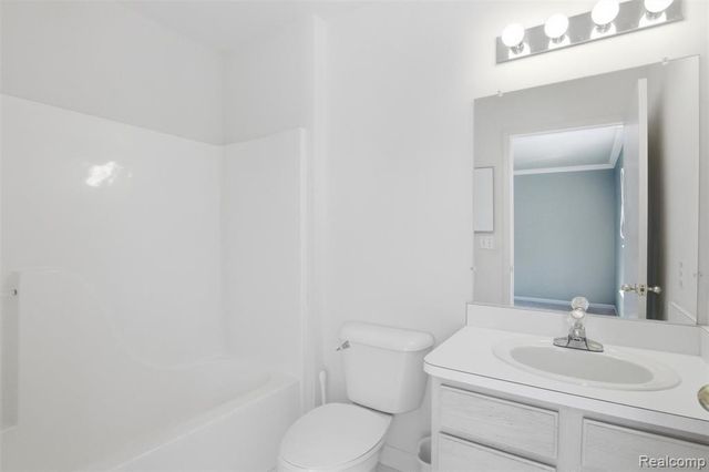 38154 Saratoga Circle, Farmington Hills, MI 48331