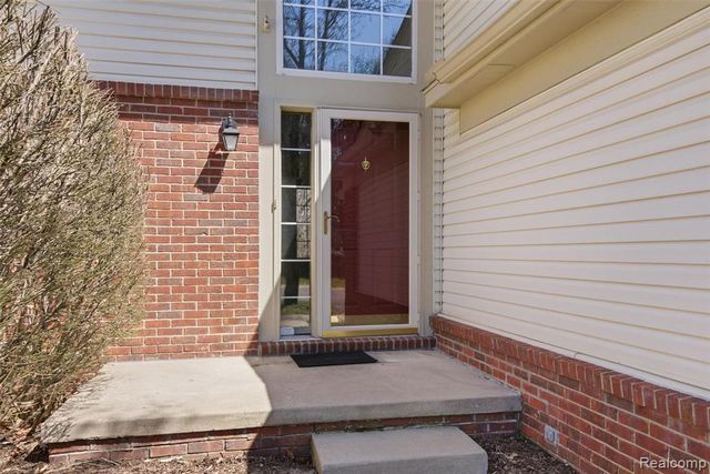 38154 Saratoga Circle, Farmington Hills, MI 48331
