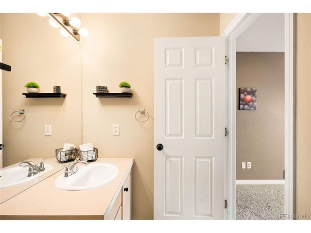 869 Shadowstone Dr, Highlands Ranch, CO 80129