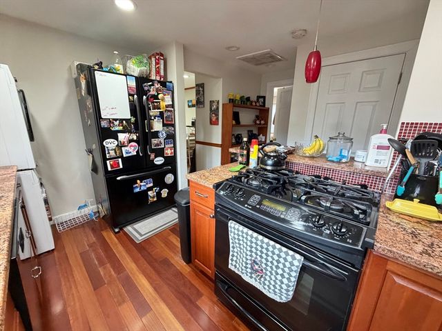 176 Upland Ave Single Fam, Newton, MA 02461