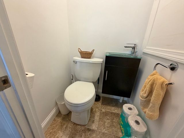 176 Upland Ave Single Fam, Newton, MA 02461