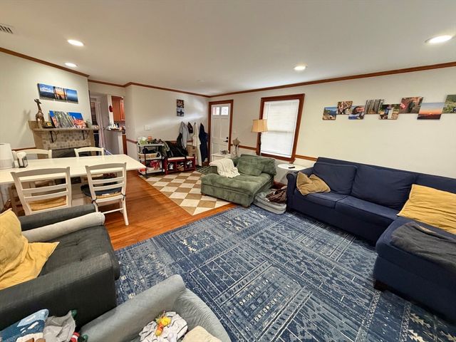 176 Upland Ave Single Fam, Newton, MA 02461